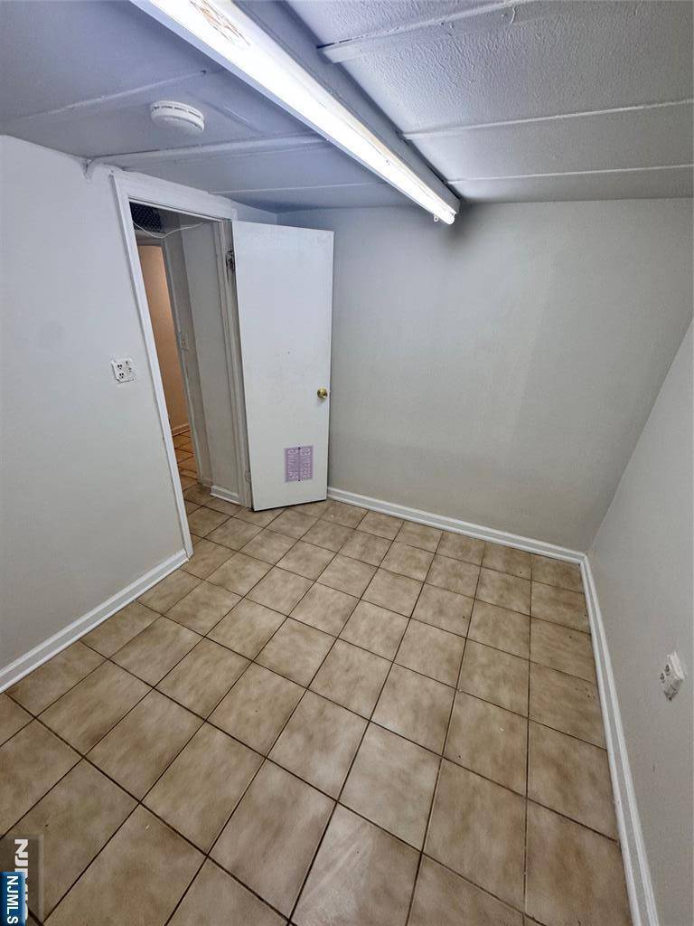 Hackensack, NJ 07601,233 Jackson AVE