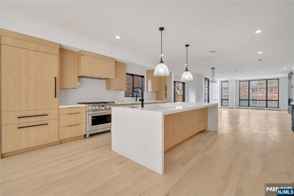 Palisades Park, NJ 07650,320 Glen AVE #A