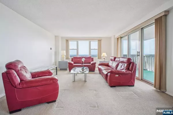 Fort Lee, NJ 07024,555 North AVE #17R