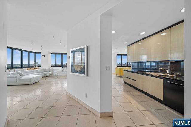Cliffside Park, NJ 07010,100 Carlyle DR #16JK-N