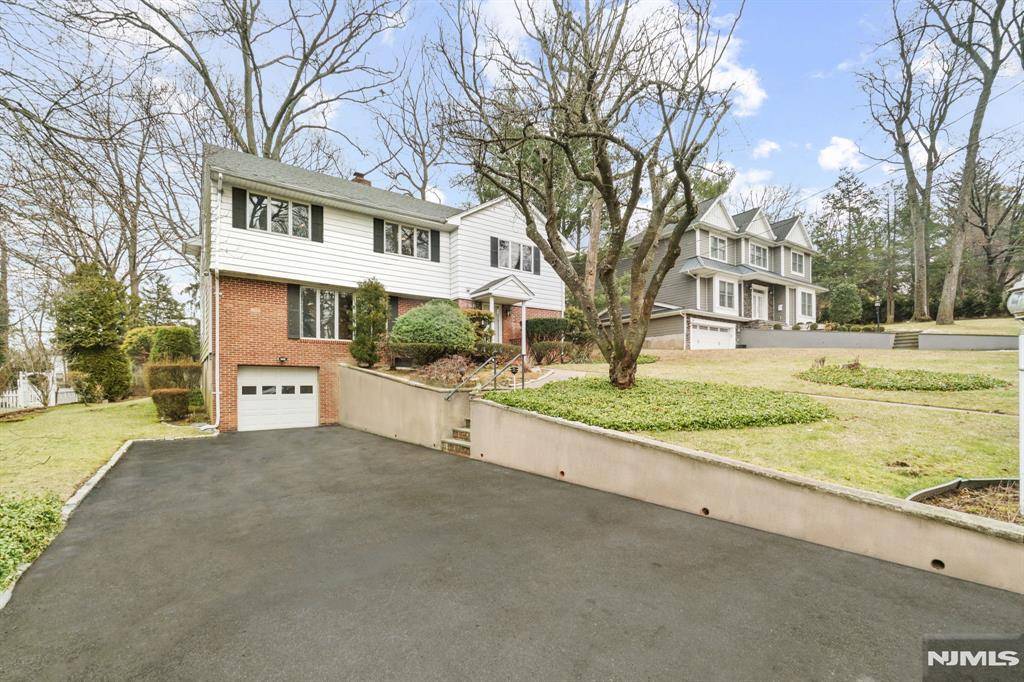 Tenafly, NJ 07670,5 N Summit ST