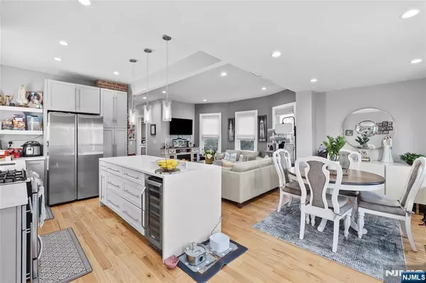 Edgewater, NJ 07020,19 Adelaide PL