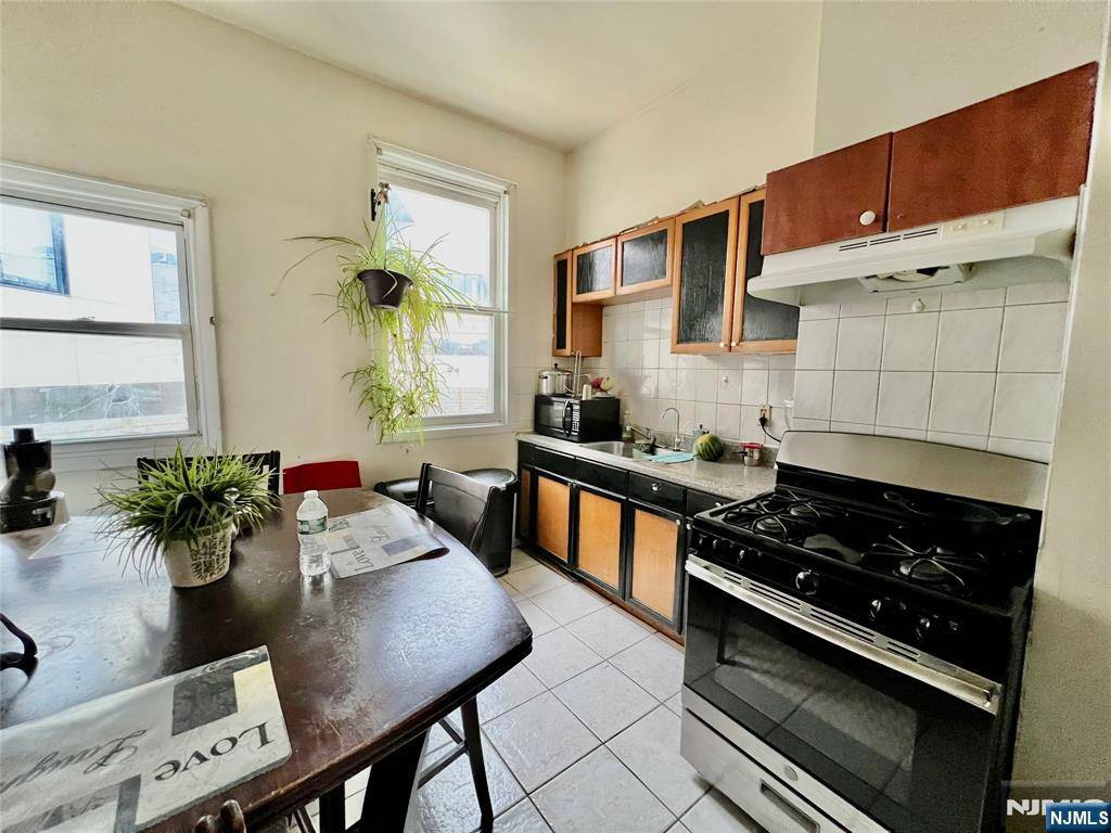 Weehawken, NJ 07086,2808 Palisade AVE
