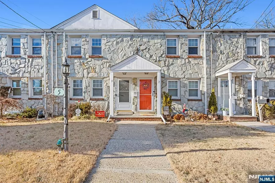 5 W End PL, Cranford, NJ 07016