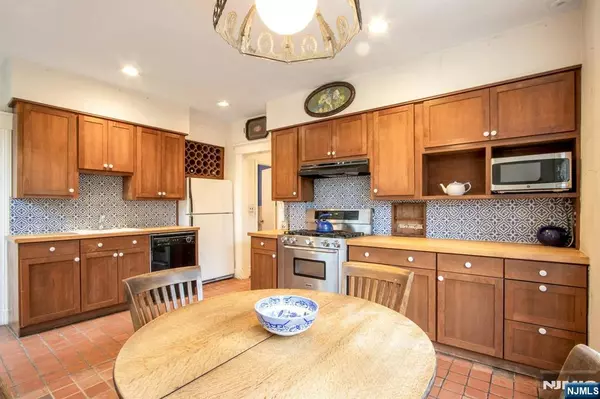 Tenafly, NJ 07670,60 Elm ST