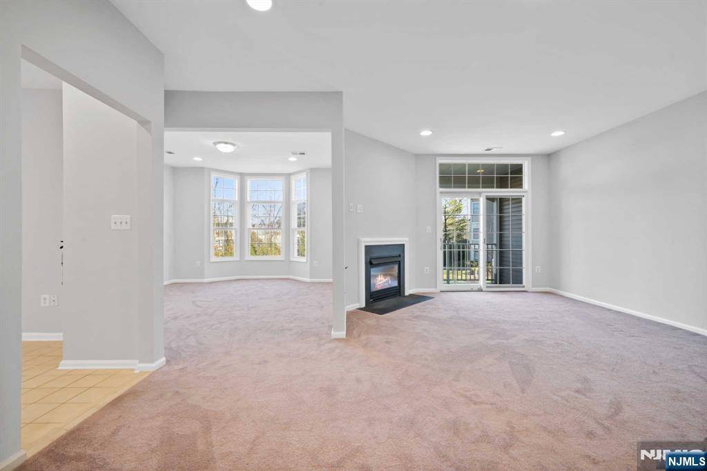 Livingston, NJ 07039,107 Crown CT
