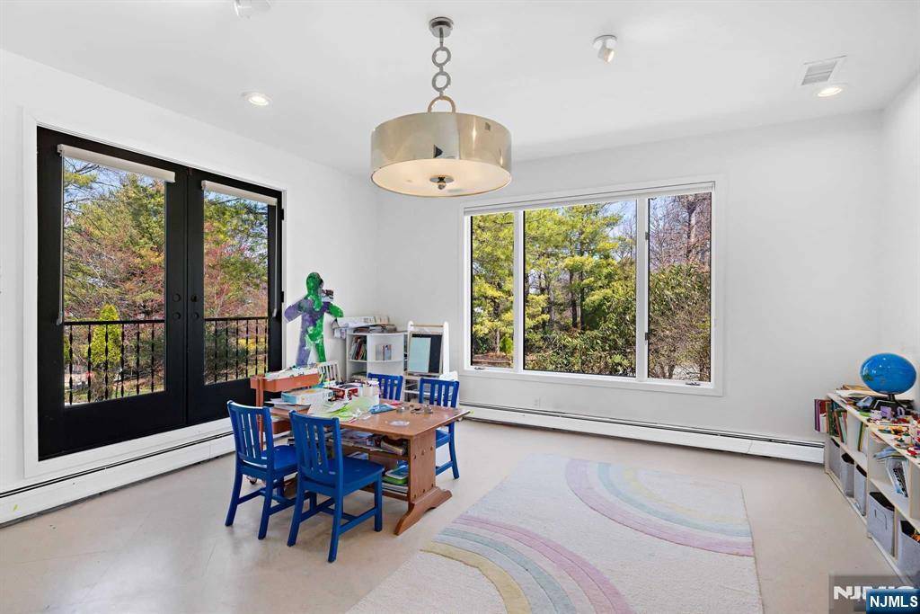 Cresskill, NJ 07626,1 Hemlock DR
