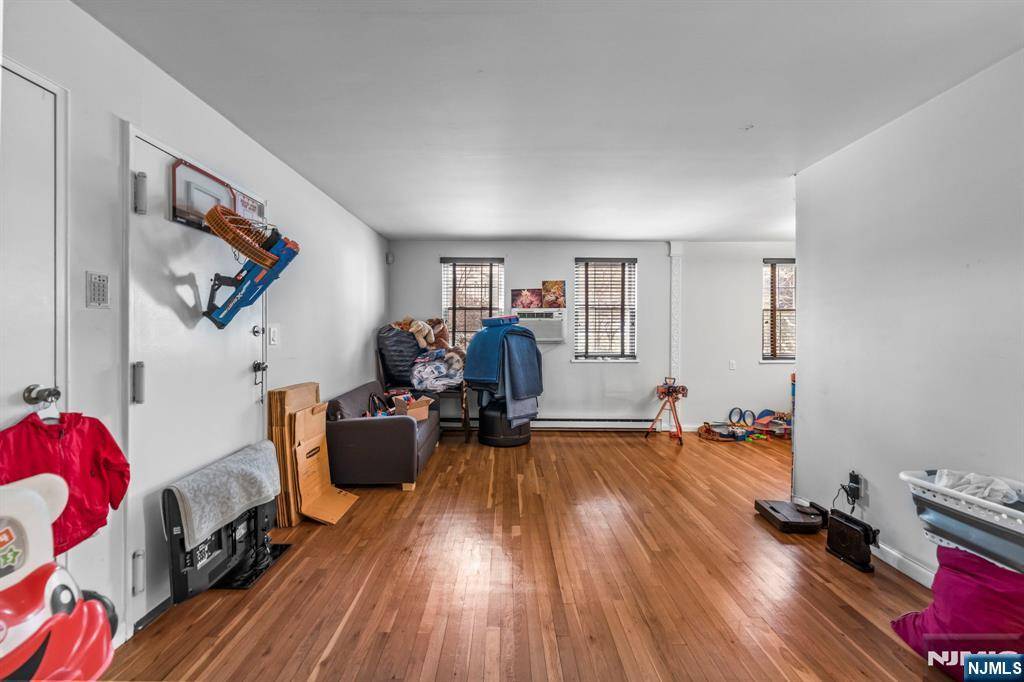 Clifton, NJ 07013,355 Broad ST #D1