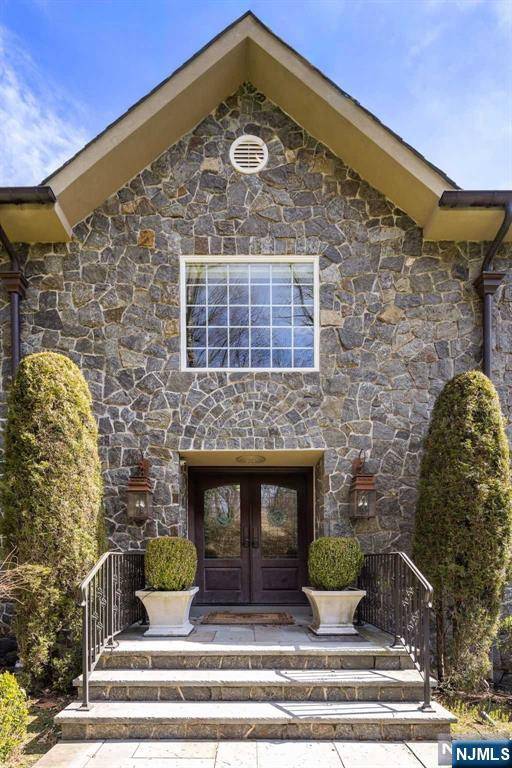 Cresskill, NJ 07626,12 Lambs LN