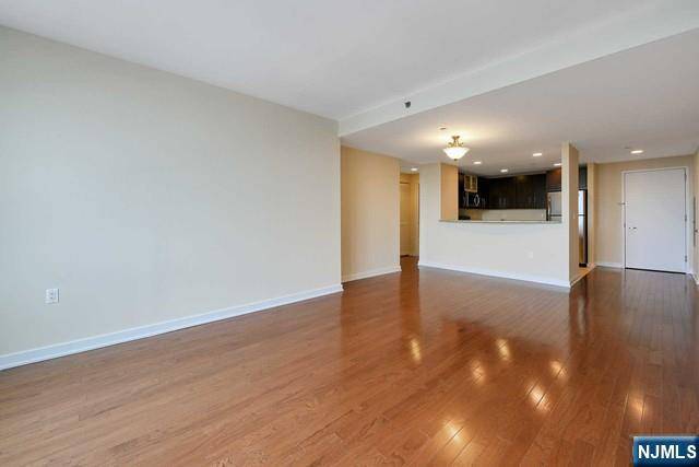 Cliffside Park, NJ 07010,305 Palisade AVE #301