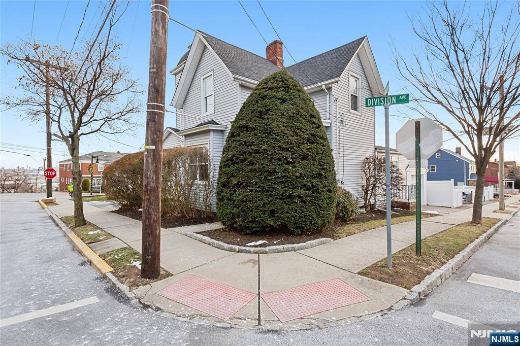 Carlstadt, NJ 07072,428 Division AVE