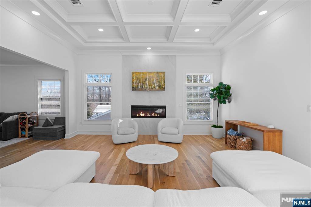 Park Ridge, NJ 07656,131 Midland AVE