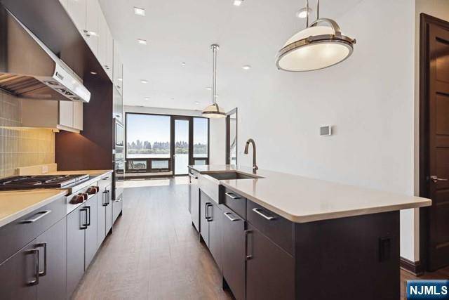 Edgewater, NJ 07020,9 Somerset LN #605