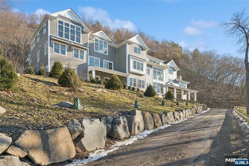 976 Scioto DR, Franklin Lakes, NJ 07417