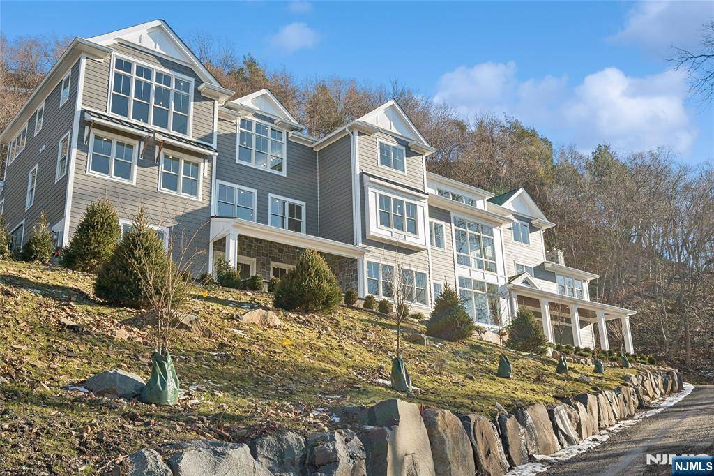 Franklin Lakes, NJ 07417,976 Scioto DR