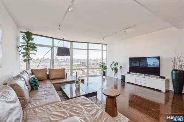 Edgewater, NJ 07020,100 Thompson LN #8D
