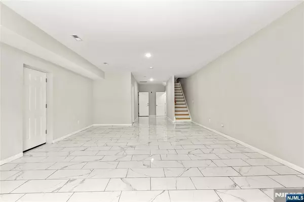 Newark, NJ 07108,814 15th ST