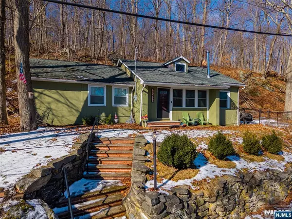 Hardyston, NJ 07460,7 Beach PLZ