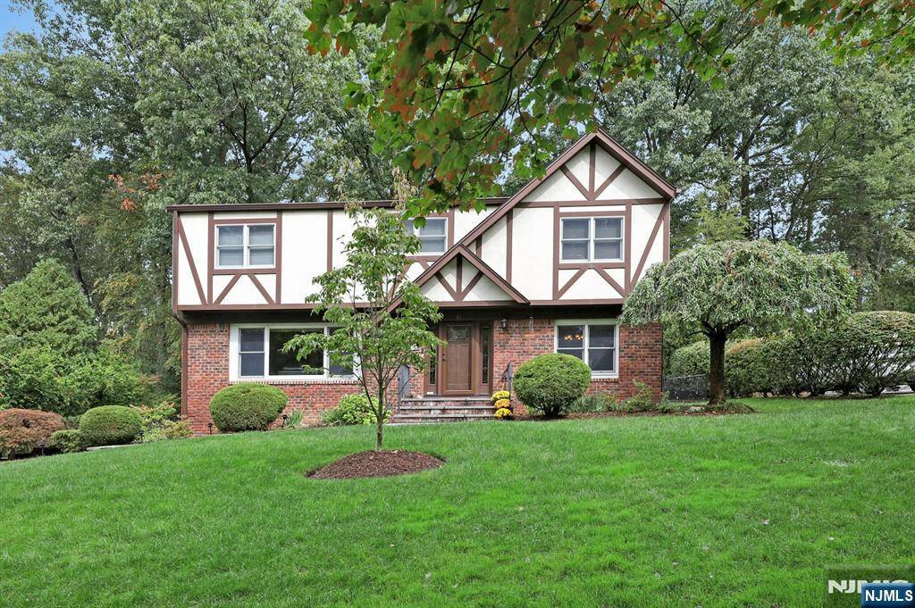 35 Appletree LN, Hillsdale, NJ 07642