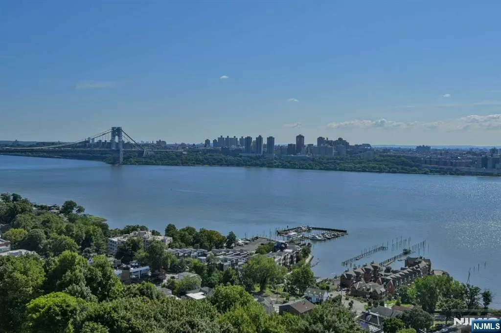 Fort Lee, NJ 07024,2 Horizon #1428
