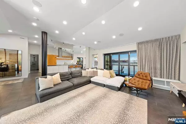 Edgewater, NJ 07020,11 Palisade PLZ