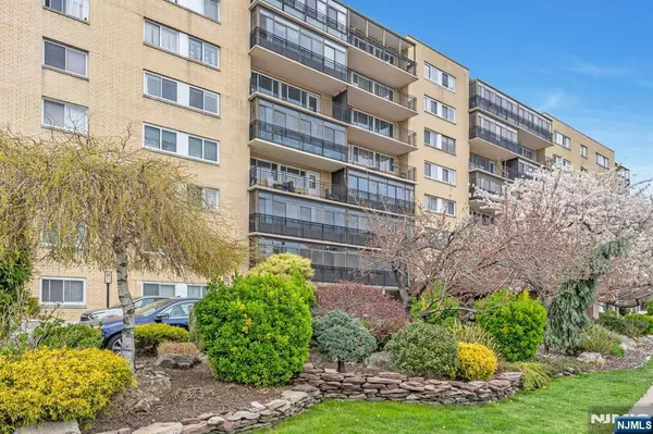2185 Lemoine AVE #2C, Fort Lee, NJ 07024