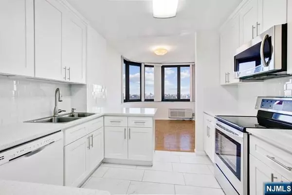 Cliffside Park, NJ 07010,100 Carlyle DR #5LS