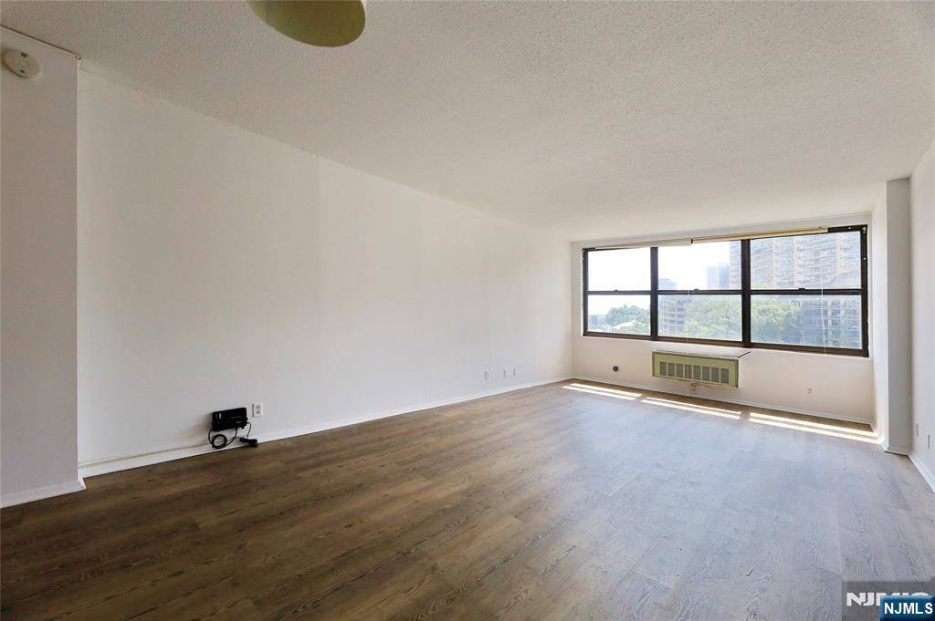 Guttenberg, NJ 07093,7002 Boulevard East #12 G