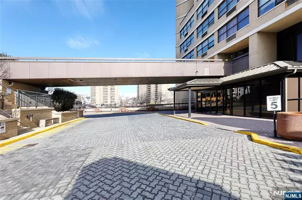 Guttenberg, NJ 07093,7004 Boulevard East #11 L
