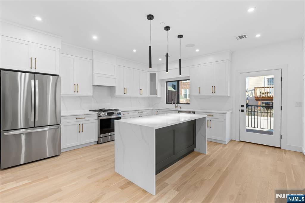 Cliffside Park, NJ 07010,265 Jersey AVE #A
