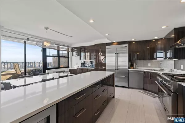 Guttenberg, NJ 07093,7004 Boulevard East #44B