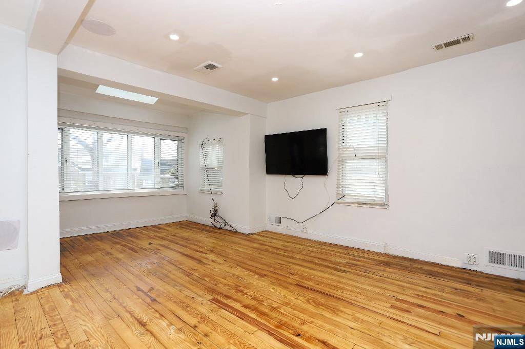 Englewood, NJ 07631,20 Oakland ST