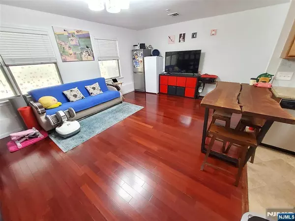 Palisades Park, NJ 07650,45 W Palisades BLVD #2