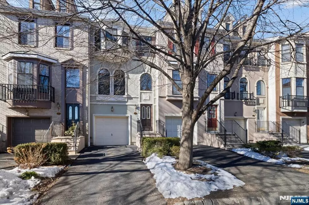 Nutley, NJ 07110,424 Manchester DR