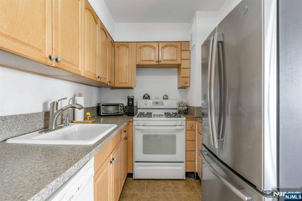 Fort Lee, NJ 07024,2000 Linwood AVE #22U