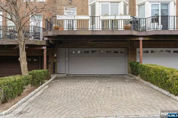 Fort Lee, NJ 07024,134 Kensington DR #134