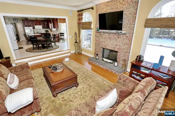 Mahwah, NJ 07430,18 Whispering Pines DR