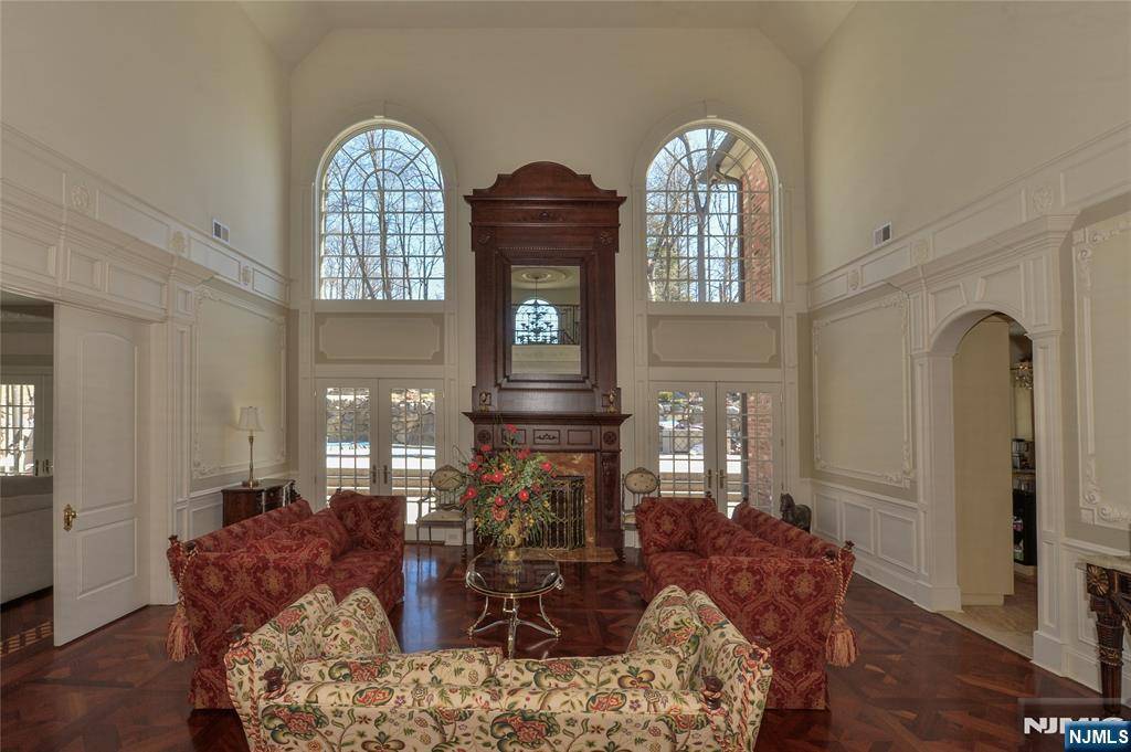 Saddle River, NJ 07458,146 E Allendale RD