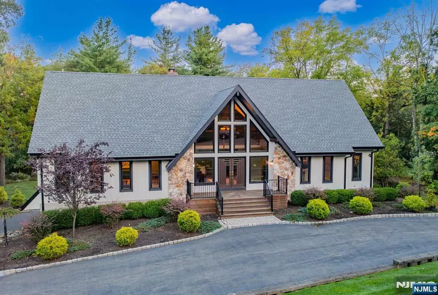 21 Hillcrest DR, Upper Saddle River, NJ 07458
