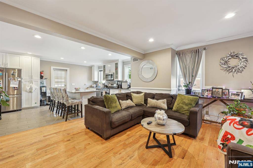 Saddle Brook, NJ 07663,373 Capitol ST