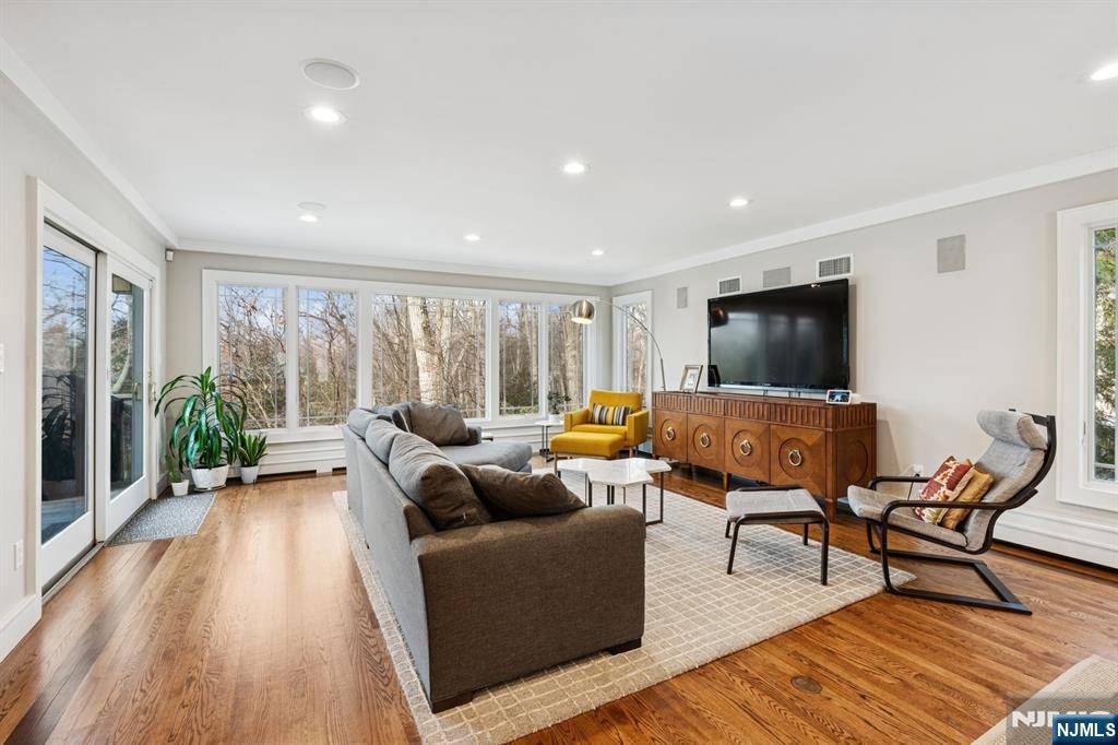Tenafly, NJ 07670,71 Homestead RD