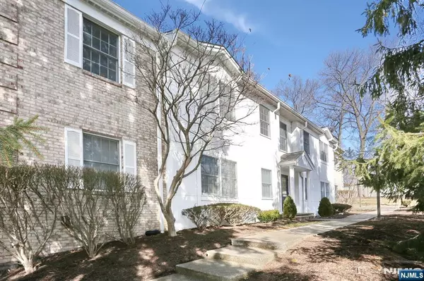 Hillsdale, NJ 07642,51 Colonial Village