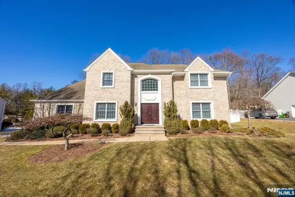 3 Woodcrest LN, Old Tappan, NJ 07675