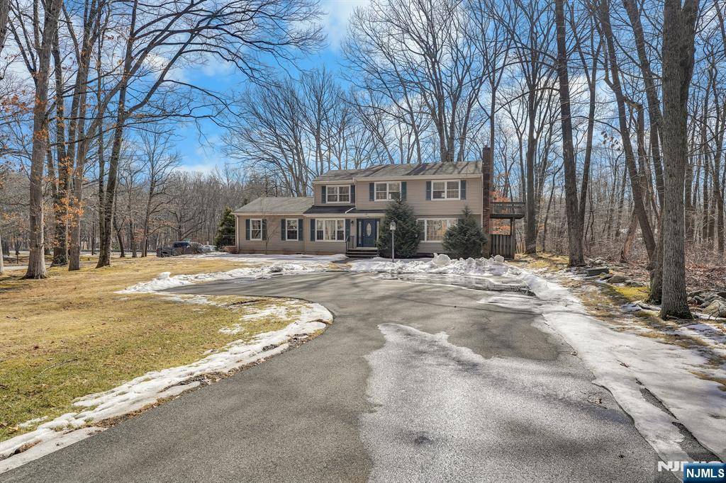 1 Shadetree PL, Washington Township, NJ 07853