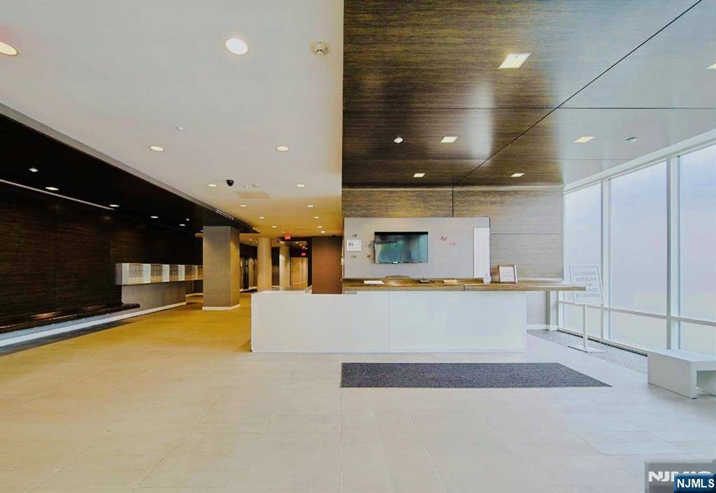 Palisades Park, NJ 07650,600 12th #908