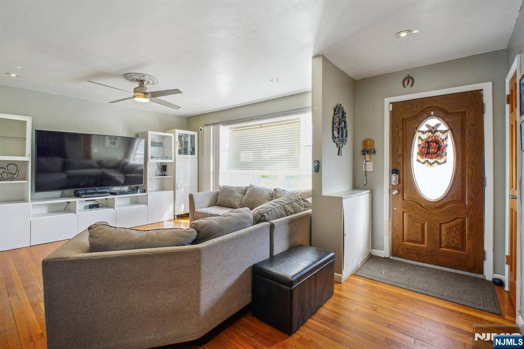 Dumont, NJ 07628,38 Harding AVE