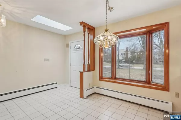 Mahwah, NJ 07430,8 Sparrowbush RD