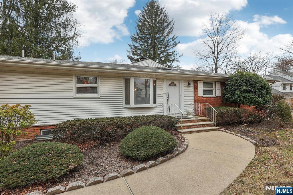 Mahwah, NJ 07430,8 Sparrowbush RD