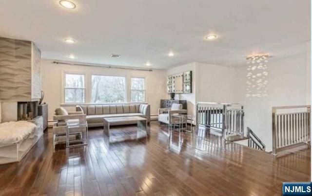 Tenafly, NJ 07670,44 Roberts CT