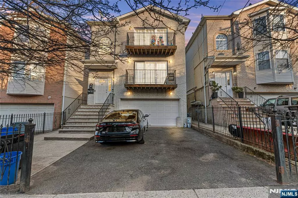 Newark, NJ 07104,25 Seabury ST